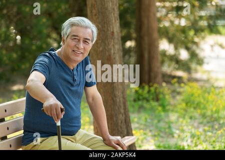 Vecchio gente seduta nel parco Foto Stock