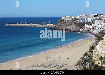 Vista in elevazione della spiaggia di Jandia wiith Morro Jable Harbour in background, Penisola di Jandia, Fuerteventura, Isole Canarie, Spagna, Europa Foto Stock