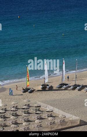 Vista in elevazione dei catamarani a noleggio sulla spiaggia nei pressi di Morro Jable, Penisola di Jandia, Fuerteventura, Isole Canarie, Spagna Foto Stock