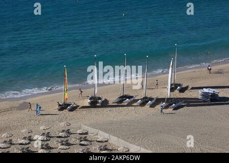 Vista in elevazione dei catamarani a noleggio sulla spiaggia nei pressi di Morro Jable, Penisola di Jandia, Fuerteventura, Isole Canarie, Spagna Foto Stock