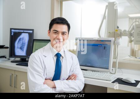 Fiducioso medico maschio Foto Stock