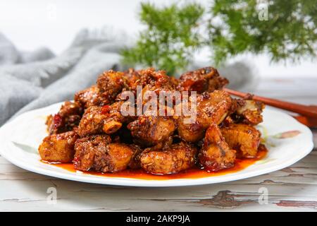 Sauté di pollo tagliato a dadini con Peperoncino Foto Stock