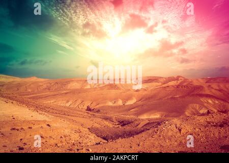 Deserto di montagna con colorati cielo nuvoloso. Deserto della Giudea, Israele Foto Stock