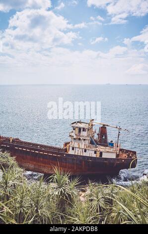 Naufragio di una spiaggia, Sri Lanka west coast, tonificazione del colore applicato. Foto Stock