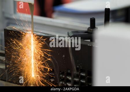 La lamiera d'acciaio è stata tagliata mediante un processo di taglio A Filo EDM ; il processo di precisione per il processo di lavorazione degli utensili ; sfondo tecnico dell'attrezzatura industriale ; Foto Stock