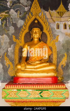 Statue del buddha d'oro di fronte a Chiang mai, Thailandia Foto Stock