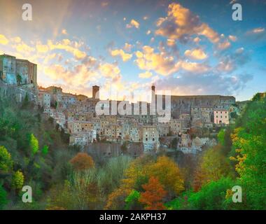 Toscana Sorano borgo medioevale sul tufo rocky hill. Panorama al tramonto. L'Italia, l'Europa. Foto Stock