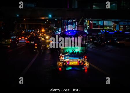 Bangkok, Thailandia - 29 ottobre 2019: Tut Tut avvistato sulla strada a Bangkok, Thailandia. Il taxi nativo della Thailandia. Foto Stock