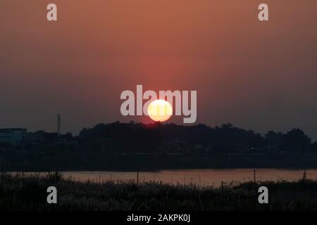 Tramonto Sul Fiume Mekong, Vientiane, Laos. La Thailandia si trova sul lato opposto del fiume. Foto Stock