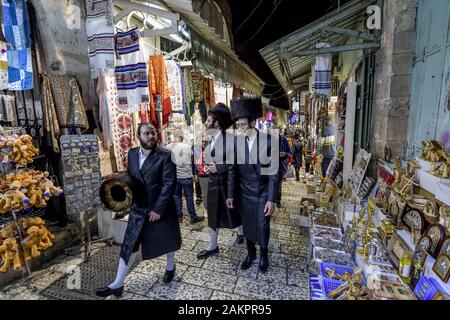 Orthodoxe Juden, Andenkengeschäfte, Basar, David-Street, Altstadt, Gerusalemme, Israele Foto Stock