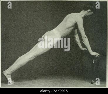 Applicata anatomia e kinesiologia; il meccanismo di movimento muscolare . imparare a stare, isessentially lo stesso per quanto riguarda la posizione del tronco come naturalposition di quadrupedi. Qui il tronco è supportato in corrispondenza della sua twoextremities e la sua ^ otto tende a farla sag nel mezzo,che sarebbe un prolungamento o un'estensione eccessiva della colonna vertebrale. 220 MOVEMEXTS DEL SPIXAL COLUMX muscoli addominali, come flessori della colonna vertebrale, hanno per preventthis movimento e tenere il tronco parzialmente flessa. Come risultato theyoung bambino, come i quadrupedi, è atta ad avere forti abdominalmuscles, mentre sono oft Foto Stock