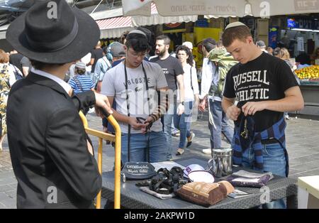 Infostand von Juden orthodoxen mit Tefillin, Mahane Yehuda Markt, Gerusalemme, Israele Foto Stock