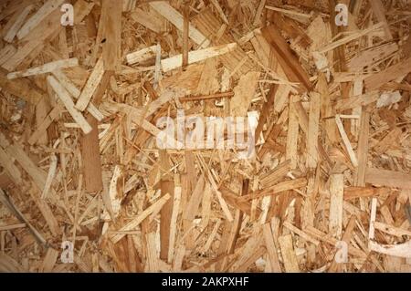 Pannelli OSB sono fatte di marrone da trucioli di legno levigato in uno sfondo di legno. Foto Stock