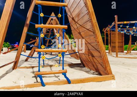 Parco giochi in legno di notte sulla spiaggia in Cancun Foto Stock