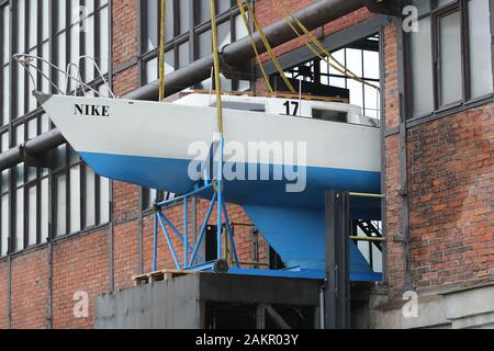 Ostrava, Repubblica Ceca. 9 Gen, 2020. Piccolo mondo della tecnologia U6 - visualizzato Ostrava-Vitkovice Richard Konkolski's yacht Nike a Ostrava, Repubblica Ceca, 9 gennaio 2020. Marinaio e voyager Konkolski è una leggenda di yachting cecoslovacca, dovuto principalmente al suo primo giro del mondo cammino che egli ha fatto nella prima metà degli anni settanta da solo come il primo entroterra di stato abitante su uno yacht a soli sette metri e mezzo di lunghezza, che egli ha costruito con le proprie mani. Emigrò negli Stati Uniti nel 1982 e navigato attorno al mondo per ben due volte di più. Credito: Petr Sznapka/CTK foto/Alamy Live News Foto Stock