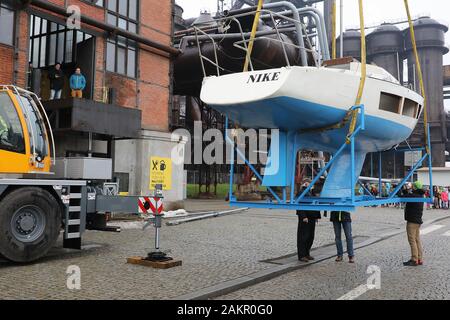 Ostrava, Repubblica Ceca. 9 Gen, 2020. Piccolo mondo della tecnologia U6 - visualizzato Ostrava-Vitkovice Richard Konkolski's yacht Nike a Ostrava, Repubblica Ceca, 9 gennaio 2020. Marinaio e voyager Konkolski è una leggenda di yachting cecoslovacca, dovuto principalmente al suo primo giro del mondo cammino che egli ha fatto nella prima metà degli anni settanta da solo come il primo entroterra di stato abitante su uno yacht a soli sette metri e mezzo di lunghezza, che egli ha costruito con le proprie mani. Emigrò negli Stati Uniti nel 1982 e navigato attorno al mondo per ben due volte di più. Credito: Petr Sznapka/CTK foto/Alamy Live News Foto Stock