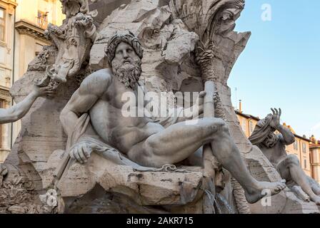 La scultura che rappresentano il Gange presso la Fontana dei Quattro Fiumi (Fontana dei Quattro Fiumi), Piazza Navona, Roma, Italia Foto Stock