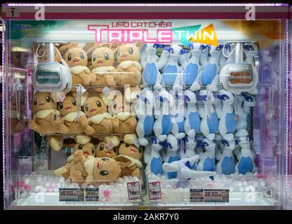 Arcade Claw grappnel macchina peluche gioco divertente in una strada di Tokyo, Giappone. Foto Stock