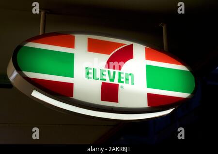 Brisbane, Queensland, Australia - 11th Dicembre 2019 : cartello illuminato 7eleven appeso di fronte ad un negozio a Brisbane. 7-Eleven Inc. È un giapponese-A. Foto Stock