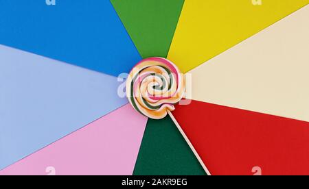 Disposizione piatta di swirl llipop multicolore sfondo minimalista concetto Foto Stock