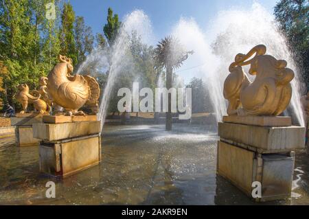 Frammento di una delle fontane della città in Almaty Foto Stock