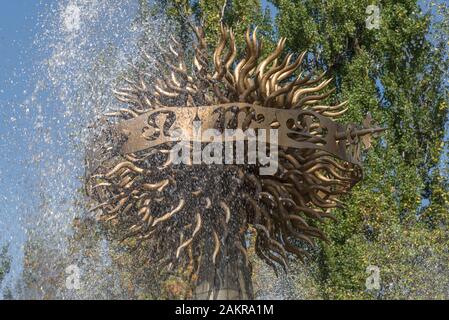 Frammento di una delle fontane della città in Almaty Foto Stock