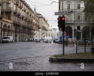 Torino, ITALIA - CIRCA NOVEMBRE 2019: Via Cernaia Foto Stock