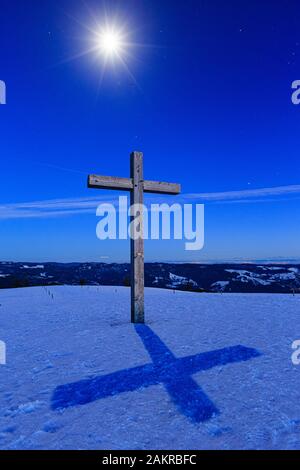 Vertice di croce nella neve con il cielo stellato al chiaro di luna, Belchen, Foresta Nera, Baden-Wuerttemberg, Germania Foto Stock