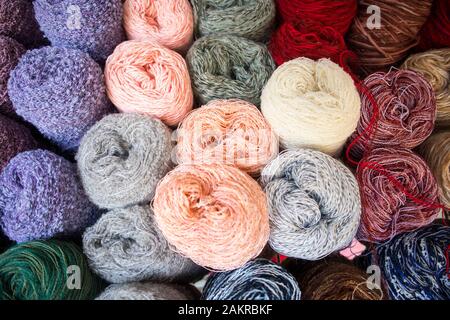 Fili di lana multicolore in una scatola di legno in vendita Foto Stock