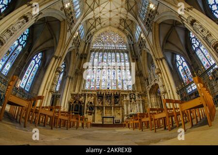 L'East End interno di York Mionster con la grande finestra orientale. Foto Stock