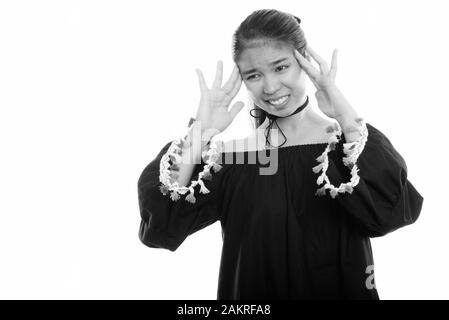 Studio shot della giovane donna asiatica avente mal di testa Foto Stock