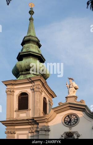 La Mariahilferstrasse. In background vecchia Laimgrubenkirche (chiesa) che è stato smantellato mattoni nel 1906/07 e ricostruita a Windmühlgasse. Vienna Foto Stock