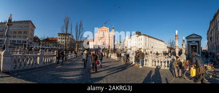 LJUBLJANA, Slovenia - 30 dicembre 2019 - Tre Ponti è il cuore della vecchia città sul fiume Foto Stock