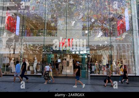 Brisbane, Queensland, Australia - 27th Ottobre 2019 : Vista dell'entrata del negozio H&M nel Centro commerciale Queenstreet di Brisbane, con molte persone a piedi Foto Stock