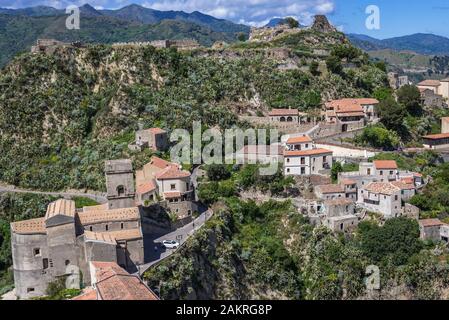 Savoca villaggio sull'isola di Sicilia in Italia - vista con le rovine del castello di Pentefur su di una collina e Chiesa Madre di Savoca la chiesa in primo piano Foto Stock