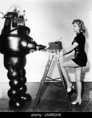 ROBBY il robot e Anne Francesco sul set candida durante le riprese del pianeta proibito 1956 direttore Fred M. Wilcox costume Helen Rose Metro Goldwyn Mayer Foto Stock