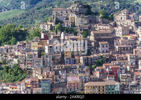 Panorama di Castiglione di Sicilia nella città metropolitana di Catania in Sicilia, Italia meridionale Foto Stock