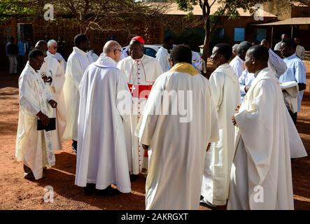 Il BURKINA FASO , Koudougou, chiesa cattolica, massa, Kardinal Philippe Nakellentuba Ouedraogo, arco, vescovo di Ouagadougou Foto Stock