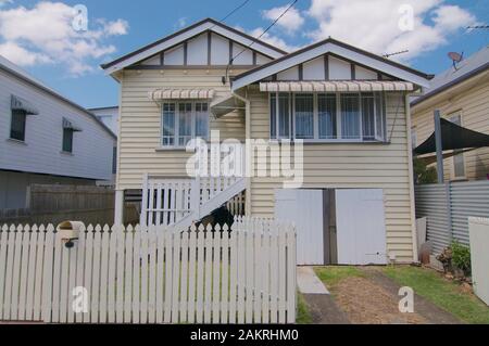 Brisbane, Queensland, Australia - 29th Ottobre 2019 : immagine di una tipica vecchia casa Queenslander catturata nel quartiere di Greenslopes a Brisb Foto Stock