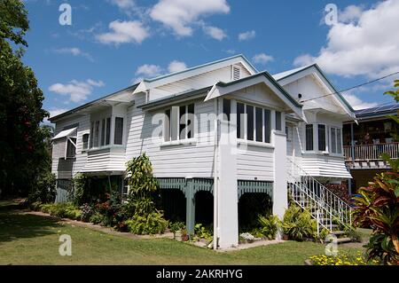 Brisbane, Queensland, Australia - 29th Ottobre 2019 : immagine di una tipica vecchia casa Queenslander catturata nel quartiere di Greenslopes a Brisb Foto Stock