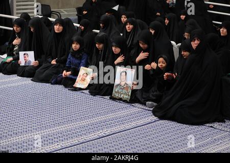 Tehran, Iran. Il 9 gennaio, 2020. Un handout foto messe a disposizione da parte dell'Iran del supremo ufficio leader mostra ai partecipanti durante una cerimonia di lutto tenuto dal leader supremo a Teheran per ucciso generale superiore Qasem Soleimani, Teheran, Iran, 09 gennaio 2020. Un noi drone strike ucciso Qasem Soleimani, la testa di Iran del rivoluzionario islamico Corpo di Guardia' elite forza Quds, il 03 gennaio 2020 a Baghdad, Iraq. Credito: Khamenei.Ir/ZUMA filo/Alamy Live News Foto Stock