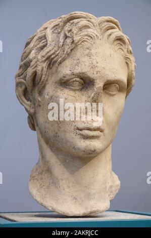 Berlino. Germania. Busto di Alessandro il Grande, (Alexander III di Macedon, 356 A.C. - 323 a.C.). Marmo, copia romana (inizio del II secolo A.D) da un Foto Stock