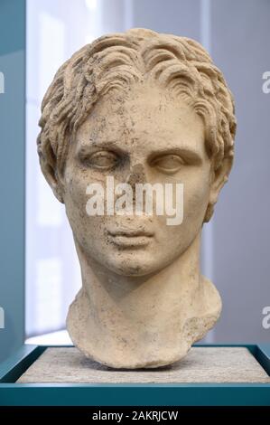 Berlino. Germania. Busto di Alessandro il Grande, (Alexander III di Macedon, 356 A.C. - 323 a.C.). Marmo, copia romana (inizio del II secolo A.D) da un Foto Stock