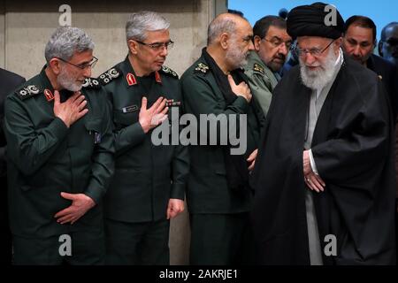 Tehran, Iran. Il 9 gennaio, 2020. Un handout picture messi a disposizione dal leader supremo ufficio mostra iraniano leader supremo Ayatollah Ali Khamenei (L) saluta i funzionari come egli arriva durante una cerimonia di lutto tenuto dal leader supremo per la fine di guardie rivoluzionarie forza Quds Qasem Soleimani a Tehran, Iran, 09 gennaio 2020. Credito: Khamenei.Ir/ZUMA filo/Alamy Live News Foto Stock