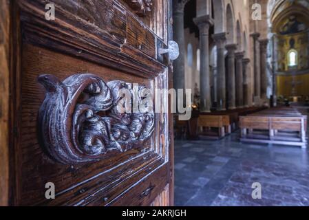 Porta in legno della Basilica Cattedrale della trasfigurazione nella città di Cefalu e comune situato sulla costa Tirrenica della Sicilia, Italia Foto Stock