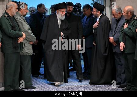 Tehran, Iran. Il 9 gennaio, 2020. Un handout picture messi a disposizione dal leader supremo ufficio mostra iraniano leader supremo Ayatollah Ali Khamenei (L) saluta i funzionari come egli arriva durante una cerimonia di lutto tenuto dal leader supremo per la fine di guardie rivoluzionarie forza Quds Qasem Soleimani a Tehran, Iran, 09 gennaio 2020. Credito: Khamenei.Ir/ZUMA filo/Alamy Live News Foto Stock