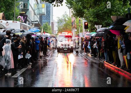 Gli attivisti ambientalisti si riuniscono nel CBD di Melbourne il 10 gennaio 2020, tenendo in mano cartelli e striscioni per chiedere un'azione urgente sul cambiamento climatico e sensibilizzare sulle questioni ambientali. Foto Stock