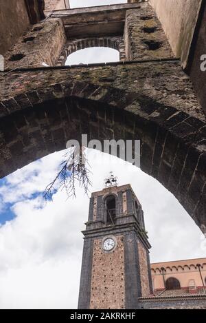 Chiesa di San Nicola torre visto da Via Degli Archi via storica a Randazzo città e comune nella città metropolitana di Catania, in Sicilia in Italia Foto Stock