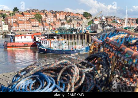 Whitby porto, pentole aragoste, reti e barche da pesca. Foto Stock