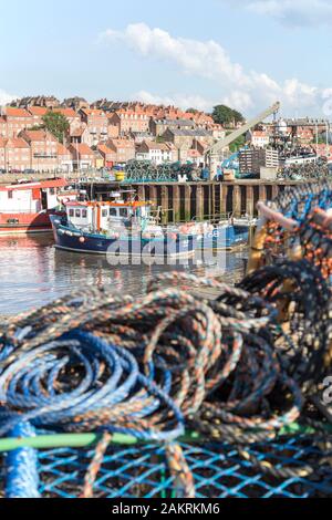 Whitby porto, pentole aragoste, reti e barche da pesca. Foto Stock